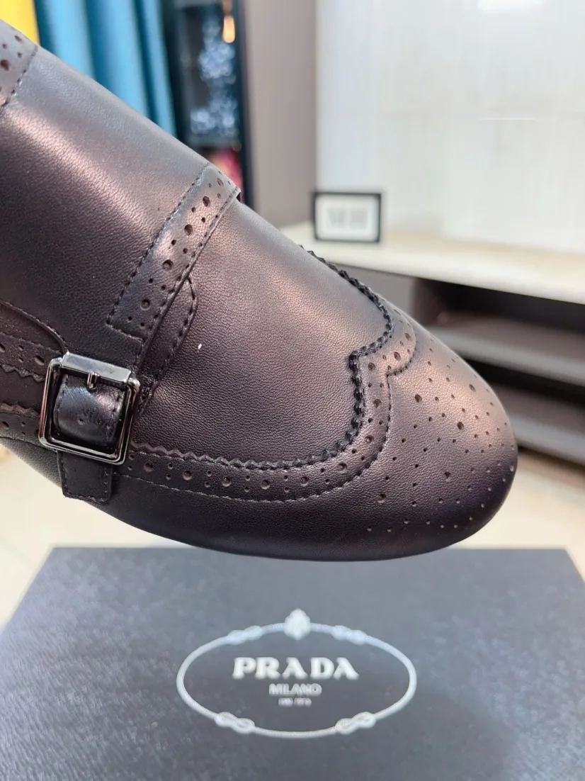 Men's shoes 💰560🌸🌸Men's shoes 💰prada/Prada New men's spliced ​​casual sports shoes. These sports shoes use exquisite stitching technology to outline a unique geometric texture, and contemporary lines and details reinterpret the classic sports style. The upper is made of ultra-official material, and the inner foot pad is made of cow leather. It is light and breathable, practical and versatile, and the outsole has a laser logo to create a comfortable wearing experience. Comes with full set of original packaging dust bag! Size: 38-44 (45 customized)